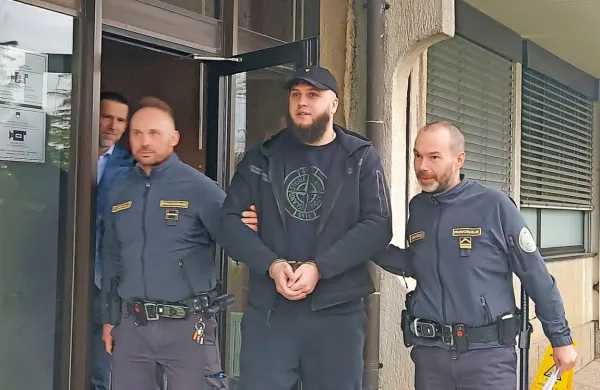 Nizozemec  Brian  Johaness  Anthonie  Boerkamp (med  pravosodnima  policistoma) je med sojenjem  na  
koprskem  okrožnem  sodišču  ves  čas  zavračal  očitke  tožilstva,  zanikal  je celo,  da je  imel pri  sebi  nož. 