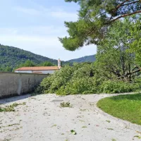 (FOTO) Zaradi včeraj&scaron;njega neurja evakuirali 253 ljudi, na Primorskem &scaron;tevilne težave zaradi močnega vetra