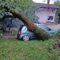 (FOTO) Zaradi včeraj&scaron;njega neurja evakuirali 253 ljudi, na Primorskem &scaron;tevilne težave zaradi močnega vetra