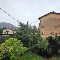 (FOTO) Zaradi včeraj&scaron;njega neurja evakuirali 253 ljudi, na Primorskem &scaron;tevilne težave zaradi močnega vetra