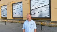 Jeraša je na pročelju koprskega Bastiona izrisal slane geometrijske like.