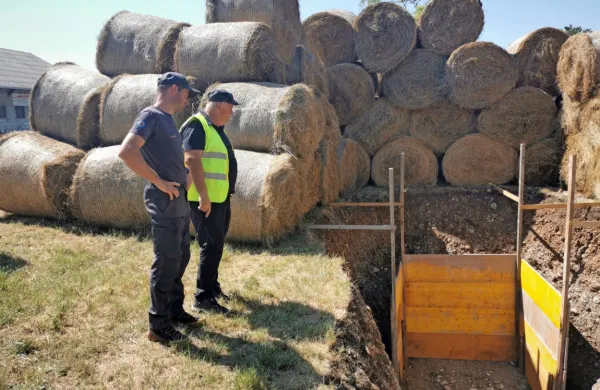 Priprava jame, v katero bodo pred začetkom onesposobitve 
spustili bombo in bariere iz bal sena.

