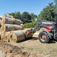 Priprava jame, v katero bodo pred začetkom onesposobitve 
spustili bombo in bariere iz bal sena.