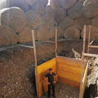 Priprava jame, v katero bodo pred začetkom onesposobitve 
spustili bombo in bariere iz bal sena.