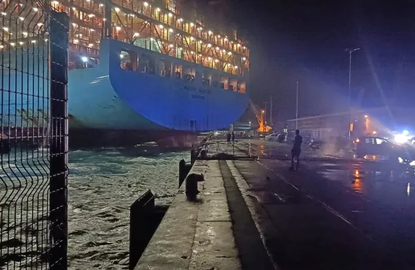 Včeraj, okoli 22.30, ko je slovensko Istro zajelo močno neurje, je v 
Luki Koper 353 metrov dolgo kontejnersko ladjo odtrgalo s priveza 
in se  je s krmo naslonila na potniški terminal.