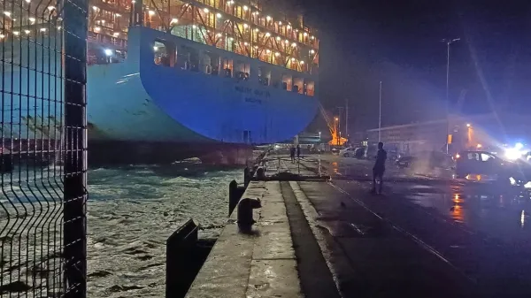 Včeraj, okoli 22.30, ko je slovensko Istro zajelo močno neurje, je v 
Luki Koper 353 metrov dolgo kontejnersko ladjo odtrgalo s priveza 
in se  je s krmo naslonila na potniški terminal.