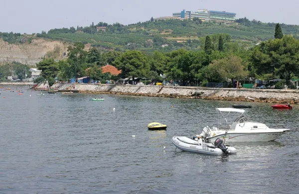 Včeraj dopoldne je mimoidoči v morju pri plaži v avtokampu 
Jadranka v Izoli opazil moškega, ki negibno leži v vodi in je 
neodziven.