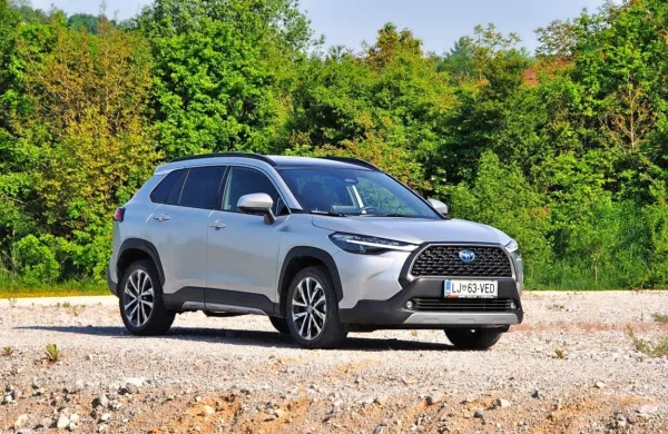  Corolla cross je kot celota zelo fin in dodelan paket, vsestranska in bolj uporabna od svoje klasične 
sorodnice, od katere si je  sposodila ime, pa naj gre tako za udobje kot sam pogon. 