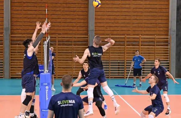 Slovenci (v desnem kotu  Jani Kovačič) so pred današnjo tekmo dva dni trenirali   na prizorišču.