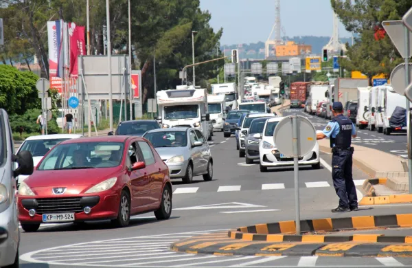 Letošnji poletni vsakdanjik na Šmarski cesti v Kopru: prometni 
infarkt kot v starih časih na žgočem soncu rešujejo policisti. 