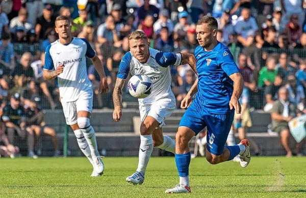 Ciro Immobile (v sredini) se bo bržkone tudi danes  zoperstavil 
Ajdovcem, v Auronzu pa to poletje ni več drugega nekdanjega 
Laziovega prvokategornika Sergeja Milinkovića Savića (levo). 