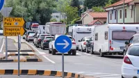 Z gradnjo  podvoza pod krožiščem pri Mercatorju nameravajo na 
drugem odseku sedanje ceste do Dragonje  ločiti tranzitni promet 
od lokalnega. 