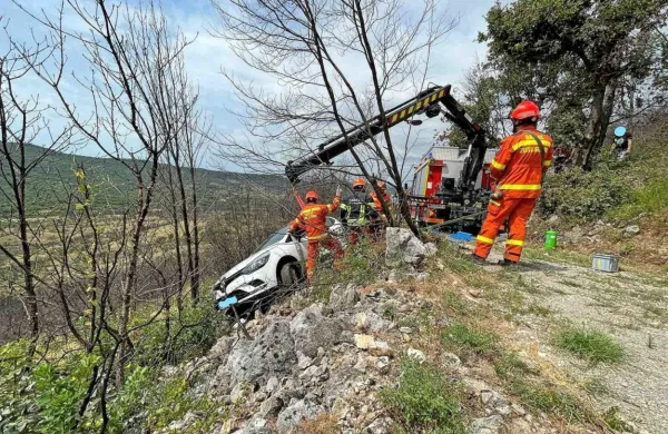 Zapeljala s ceste in ustavila nad prepadom