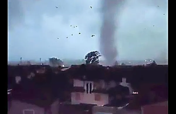 Sever Italije je po poročanju italijanskih medijev danes prizadelo 
silovito neurje z dežjem, orkanskim vetrom in točo ter celo 
domnevnim tornadom v Milanu.