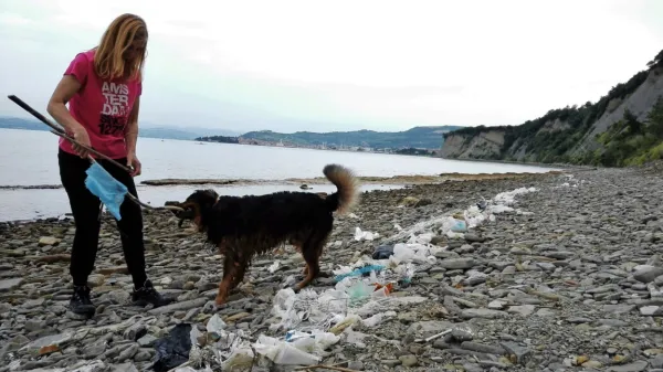 Plastični odpadki prevladujejo tudi v Mesečevem zalivu. 