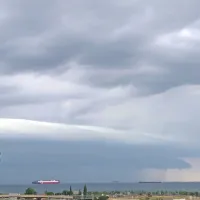 Slovenski Istri in Krasu se iz Italije približujeta dve nevihtni 
celici.