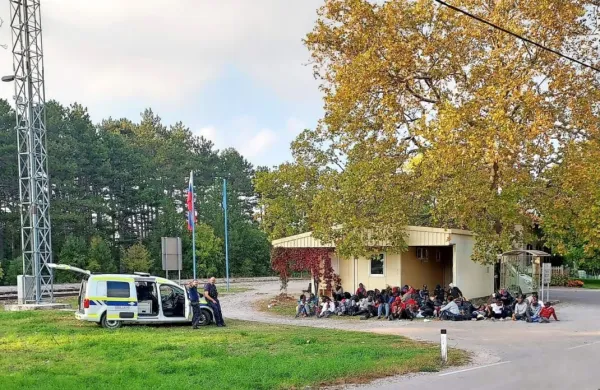   Na  območju  Rakitovca  policisti  še  vedno prestrežejo  veliko 
migrantov,  ki prihajajo  v  državo  peš.  
