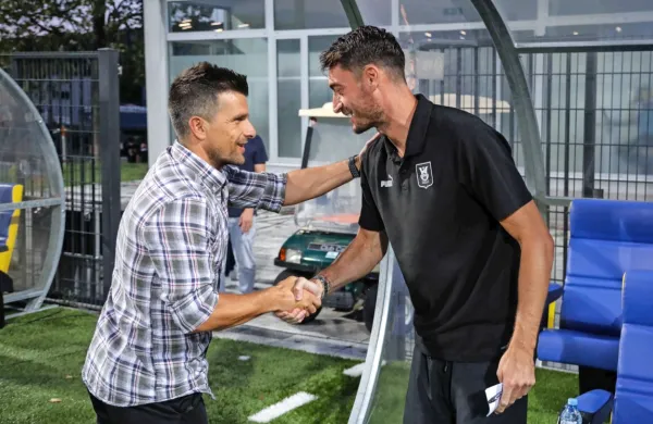 Tako je bilo lani pred tekmami Kopra in Olimpije - Zoran Zeljković 
(levo) je ostal na koprski klopi, Albert Riera pa se je 
predvčerajšnjim preselil v Celje.