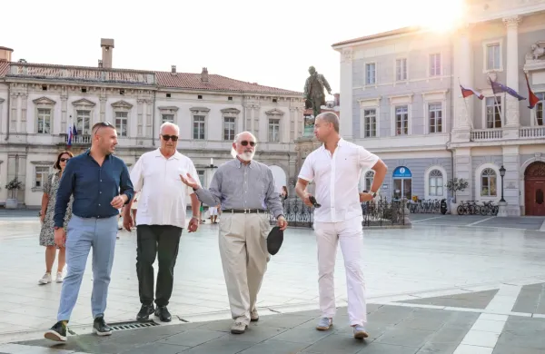 Michael Minkler in Mark Ulano sta si Tartinijev trg ogledala v 
družbi organizatorjev puljskega festivala in piranskega podžupana. 
