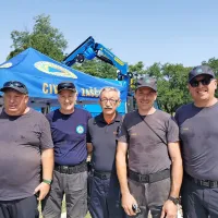 Predstavniki pristojnih služb, ki so sodelovale pri današnji intervenciji. (Z leve): Darko Zonjič, Benjamin Kreševec, Srečko 
Šestan, Aljaž Leban, Igor Boh.