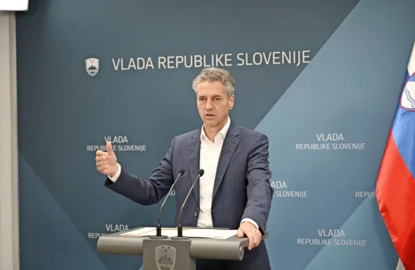 Vlada bo na prvi redni seji po počitnicah potrjevala predlog novele 
zakona o odpravi posledic naravnih nesreč, s katerim želijo med 
drugim skrajšati čas izplačila pomoči zaradi posledic neurij, je 
danes napovedal premier Robert Golob.