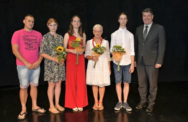 Letošnji občinski nagrajenci v družbi župana Milana Turka. 

