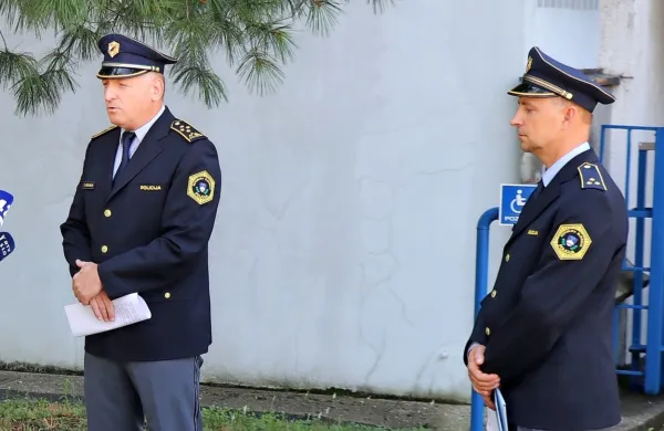 Direktor Policijske uprave Nova Gorica Evgen Govekar (levo)