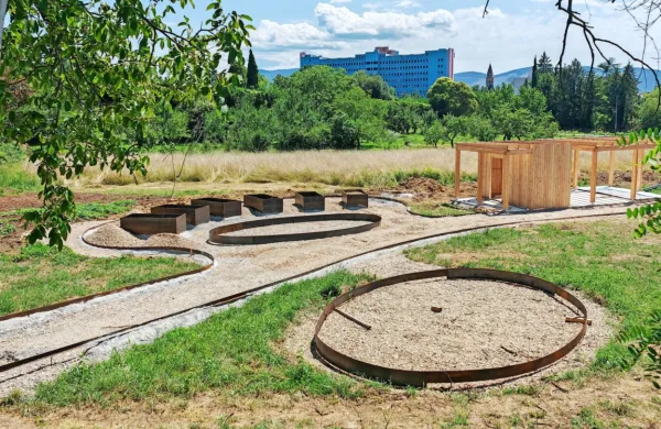 Ob kolesarski stezi od Šempetra proti Novi Gorici  občina hortikulturno ureja svoje zemljišče, ki bo namenjeno botanični 
kolekciji predvsem aromatičnih in zdravilnih rastlin.