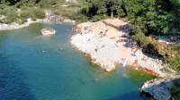 Pene v reki Soči v Desklah ne vsebujejo nevarnih snovi, so pokazale 
analize. Si pa občina želi najti  izvor penjenja.  