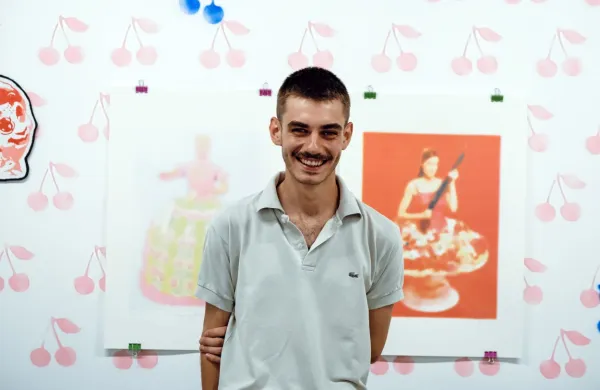 Valentin Radulović na otvoritvi razstave češnjice v ljubljanski galeriji 
DobraVaga