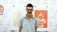 Valentin Radulović na otvoritvi razstave češnjice v ljubljanski galeriji 
DobraVaga
