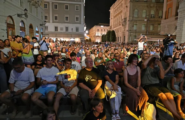 Verdijev trg sredi  Trsta je pokal po šivih,  obiskovalci so se kmalu sprostili in  nastopajoče glasbenike ob 
koncu koncerta nagradili s stoječimi ovacijami.