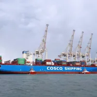 Kontejnersko ladjo ladjo Xin Beijing ladjarja Cosco Shipping je 
odtrgalo s priveza kljub asistenci dveh vlačilcev, a so jo v kratkem 
času spravili nazaj na mesto.