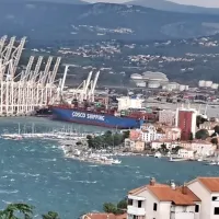 Kljub  opozorilom ob  najavljeni     tramontani je  močan  veter   potrgal 
vrvi  na   kontejnerski ladji.