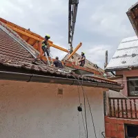  Na  Predmeji   so gasilci že včeraj uspeli s folijami prekriti ostrešja na 
osmih poškodovanih  objektih.