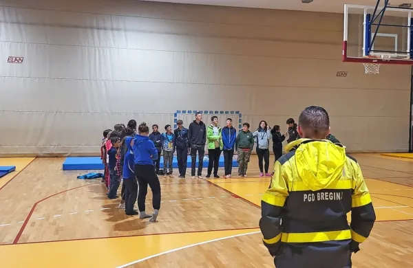 Tabornike iz kampa v bližini Nadiže so namestili v kobariški 
športni dvorani.