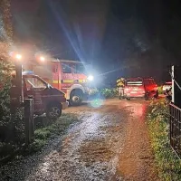 Danes ponoči so gasilci iz Kobarida, Breginja in Drežnice skupaj s 
policisti na varno evakuirali 34 mlajših tabornikov s spremljevalci.