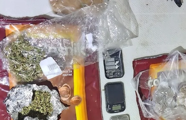 Novogoriški policisti in kriminalisti so minuli torek na podlagi 
odredbe Okrožnega sodišča v Novi Gorici opravili  hišno  preiskavo  
s  področja  prepovedanih  drog pri 46-letnemu  moškemu,  ki  je  
neprijavljen  prebival  v  enem od naselij na območju občine 
Ajdovščina.