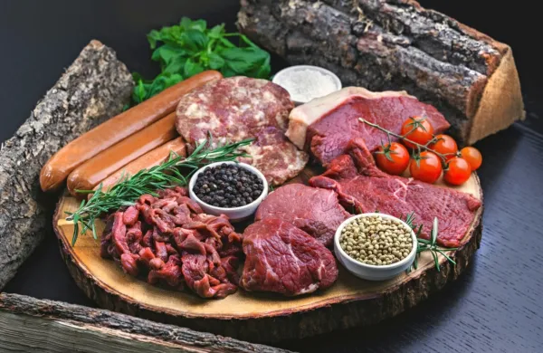  Meso ni le dober vir beljakovin, temveč lahko vsebuje tudi precej maščob, kar je, seveda, odvisno tudi od vrste mesa.