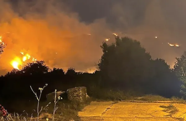 Na območju Dubrovnika se gasilci borijo z obsežnim požarom, ki 
se je v torek zvečer razširil zaradi orkanskega juga. 