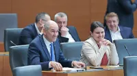 Prvak SDS Janez Janša spet meni, da prihaja odločilna bitka za 
prihodnost generacij. 