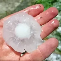 Ogromno zrno toče - lepo, a nevarno. 