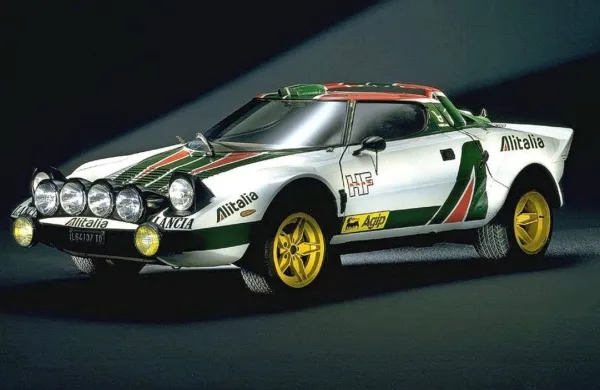 Stratos, z zadnjim pogonom in motorjem v zadku, je bil prvi 
namensko izdelani dirkaški avto v zgodovini, z njim pa so osvojili 
prve tri naslove prvaka v rallyju.