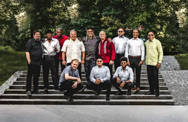 V skupini samih vrhunskih  glasbenih mojstrov, sodelujejo tudi 
trije z grammyji nagrajeni kubanski glasbeniki.