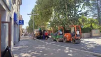 Na Vojkovem nabrežju gladijo na mnogih mestih udrto cestišče.