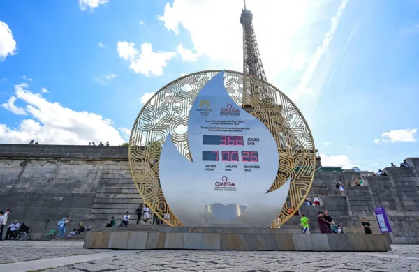 Ura pod Eifflovim stolpom že šteje čas do začetka olimpijskih iger 
2024.