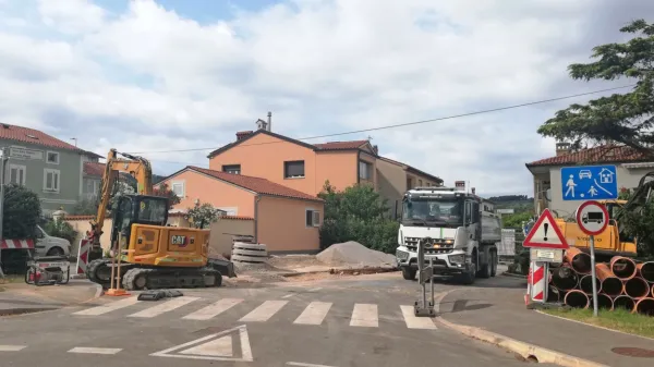 Čeprav je v Regentovi ulici videti  deset  do 15 delavcev  po deset ur na dan, se dela vseeno vlečejo. 