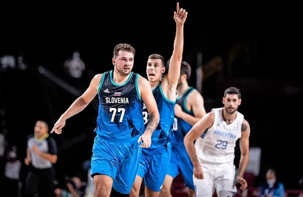 Luka Dončić (levo) in Vlatko Čančar (za njim) med tekmo na 
olimpijskih igrah v Tokiu.