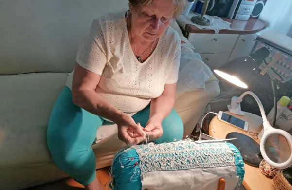   Dora Krpan,  ena prvih klekljaric v Novi Gorici, je prepričana, da si  
največja čipkarska prireditev na svetu zasluži večjo pozornost.