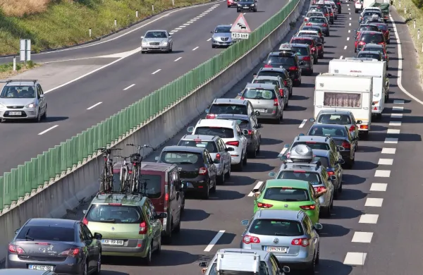 Na slovenskih cestah promet vnovič zgo&scaron;čen